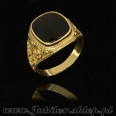 Gold signet ring with an onyx