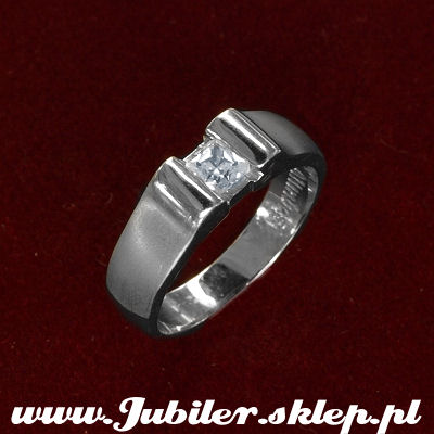 White gold ring with zircon