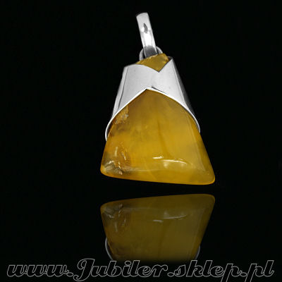 Silver pendant with an amber